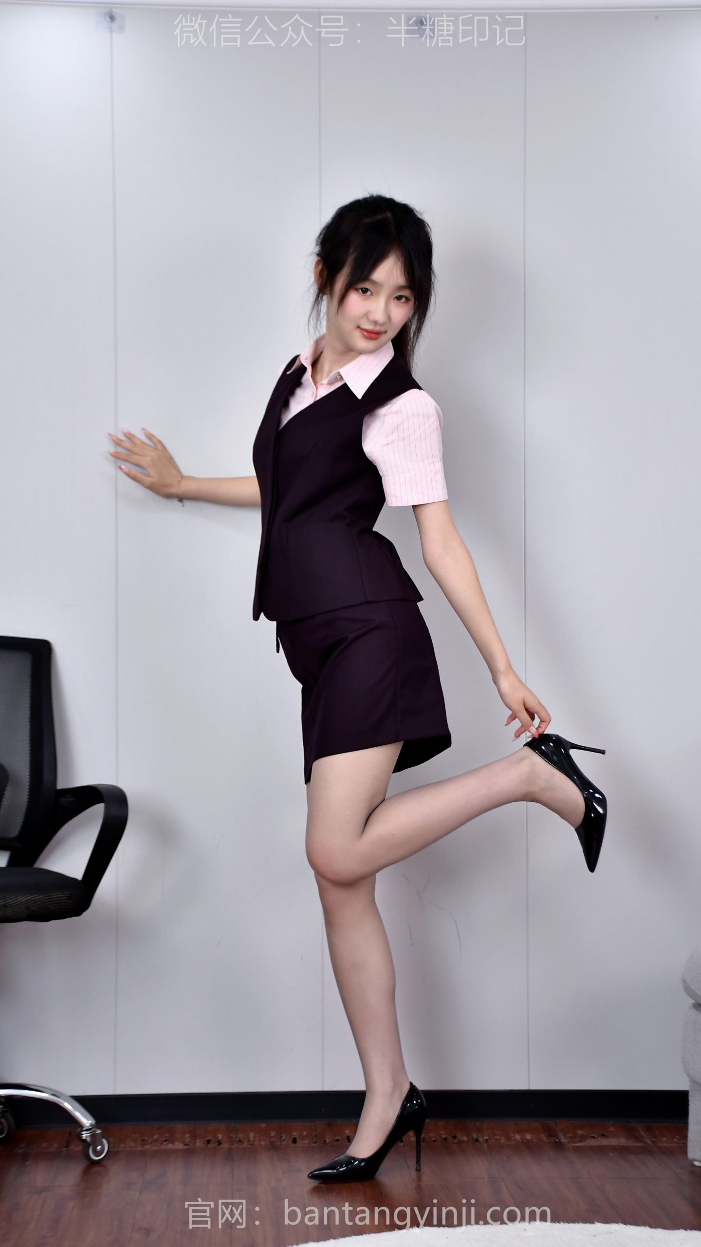 026/欣欣~【清闲午后】午后的职场片刻：浅粉、深棕与一丝从容