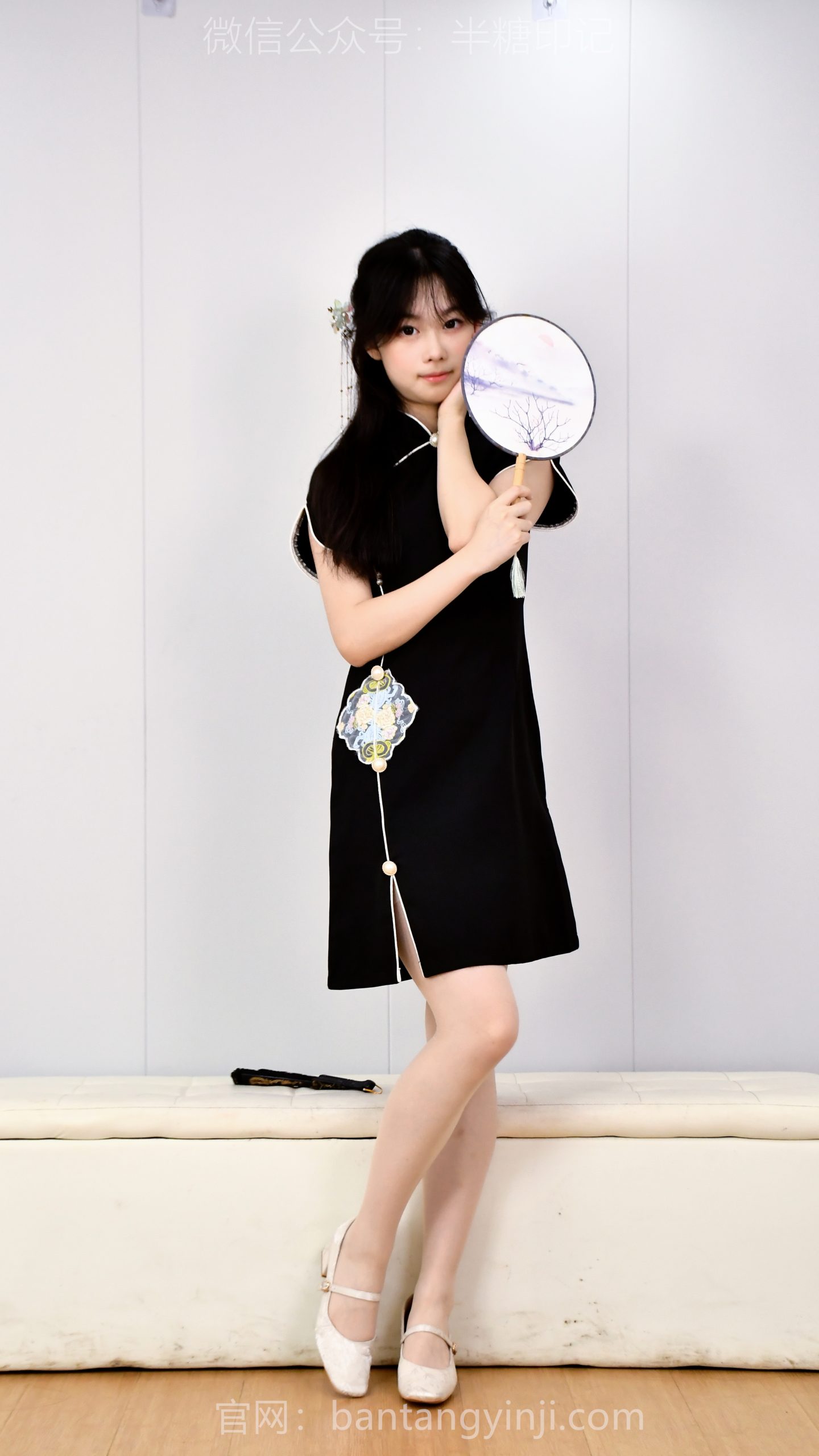 027/蕊蕊~【素衣摇扇】晨昏微凉，赴一场素雅之约；暗香轻摇，归于时光静谧处。