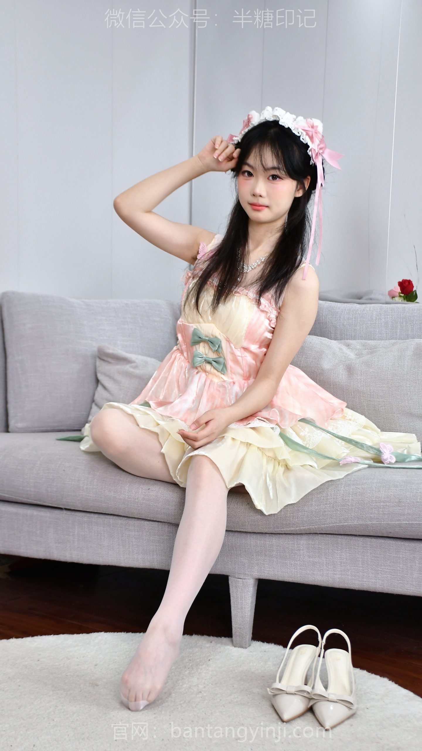 032/蕊蕊~【甜软如春】她小心抚平裙摆，偷瞄你的反应，轻声细语间，尽是心动。