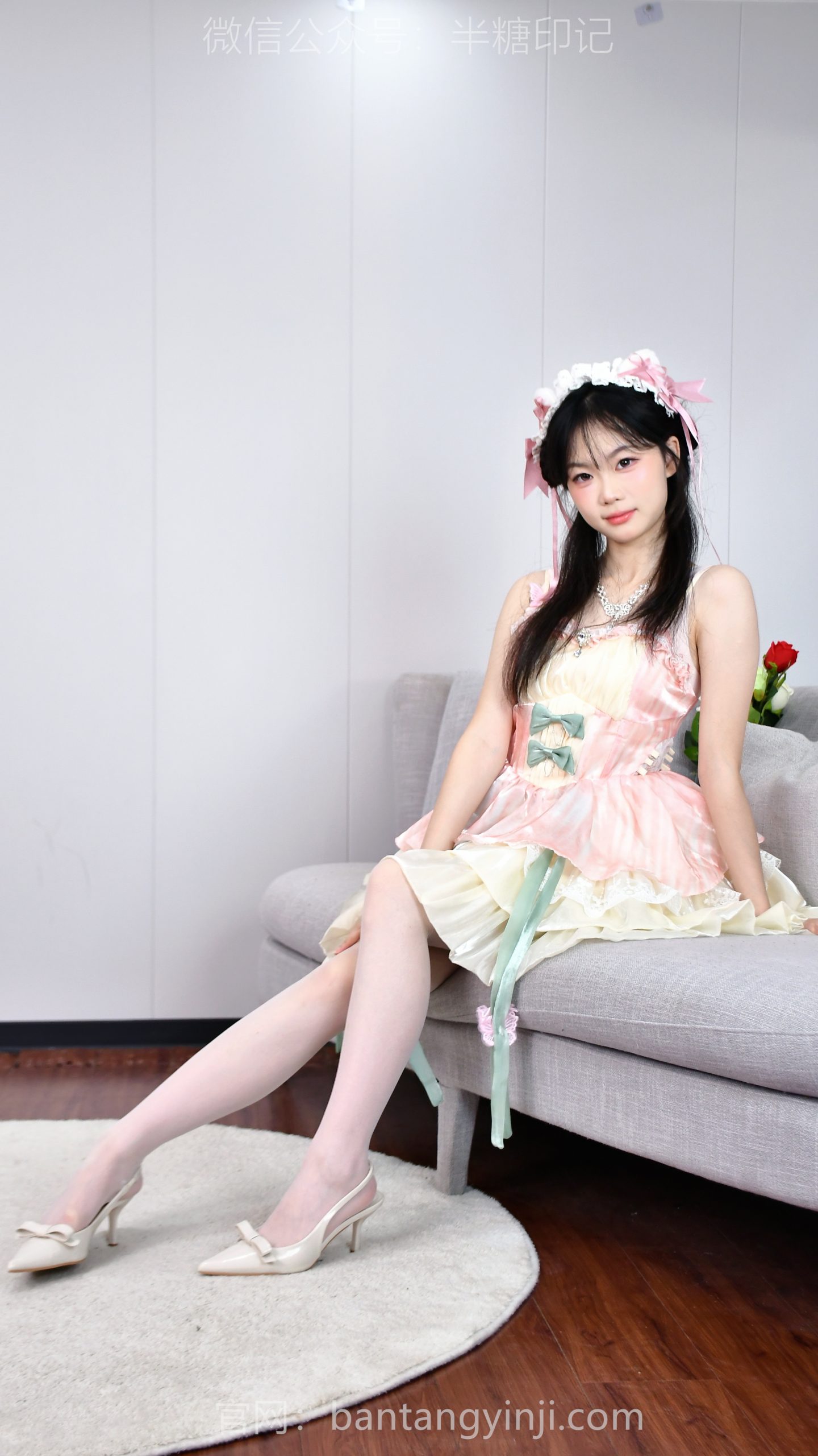 032/蕊蕊~【甜软如春】她小心抚平裙摆，偷瞄你的反应，轻声细语间，尽是心动。
