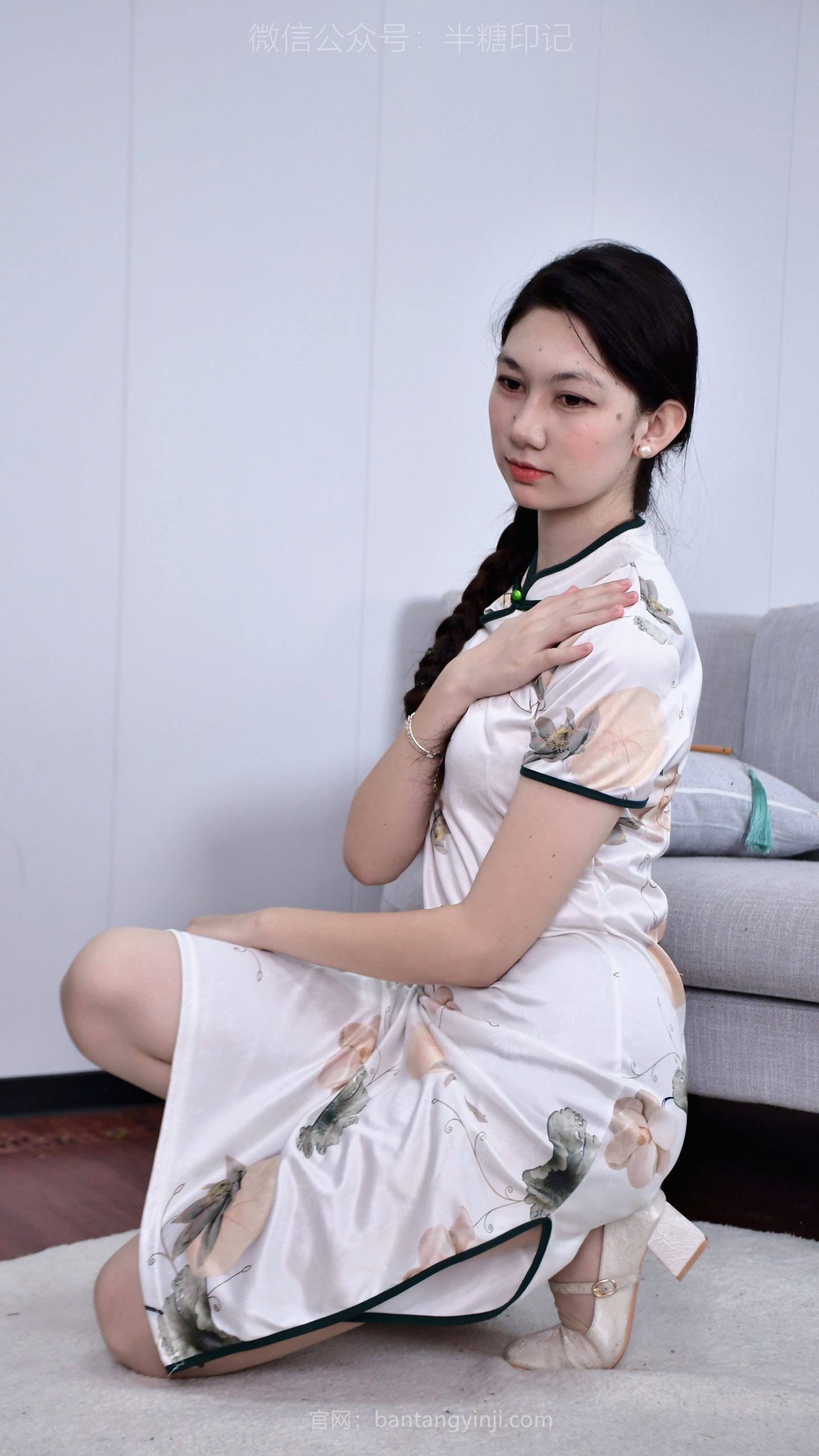 048/盼盼~【静守时光】一袭素雅旗袍，执扇静坐，只为等那个懂欣赏的人。