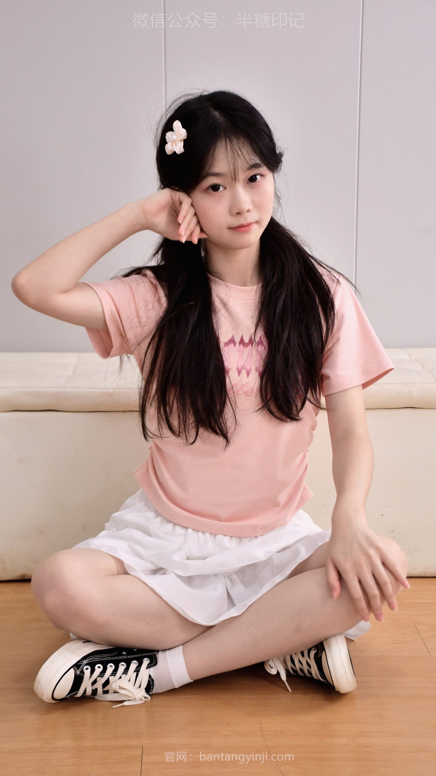 050/蕊蕊~【甜氧日常】把帆布鞋举过头顶，捕捉那份藏在粉白穿搭里的灵动时光。