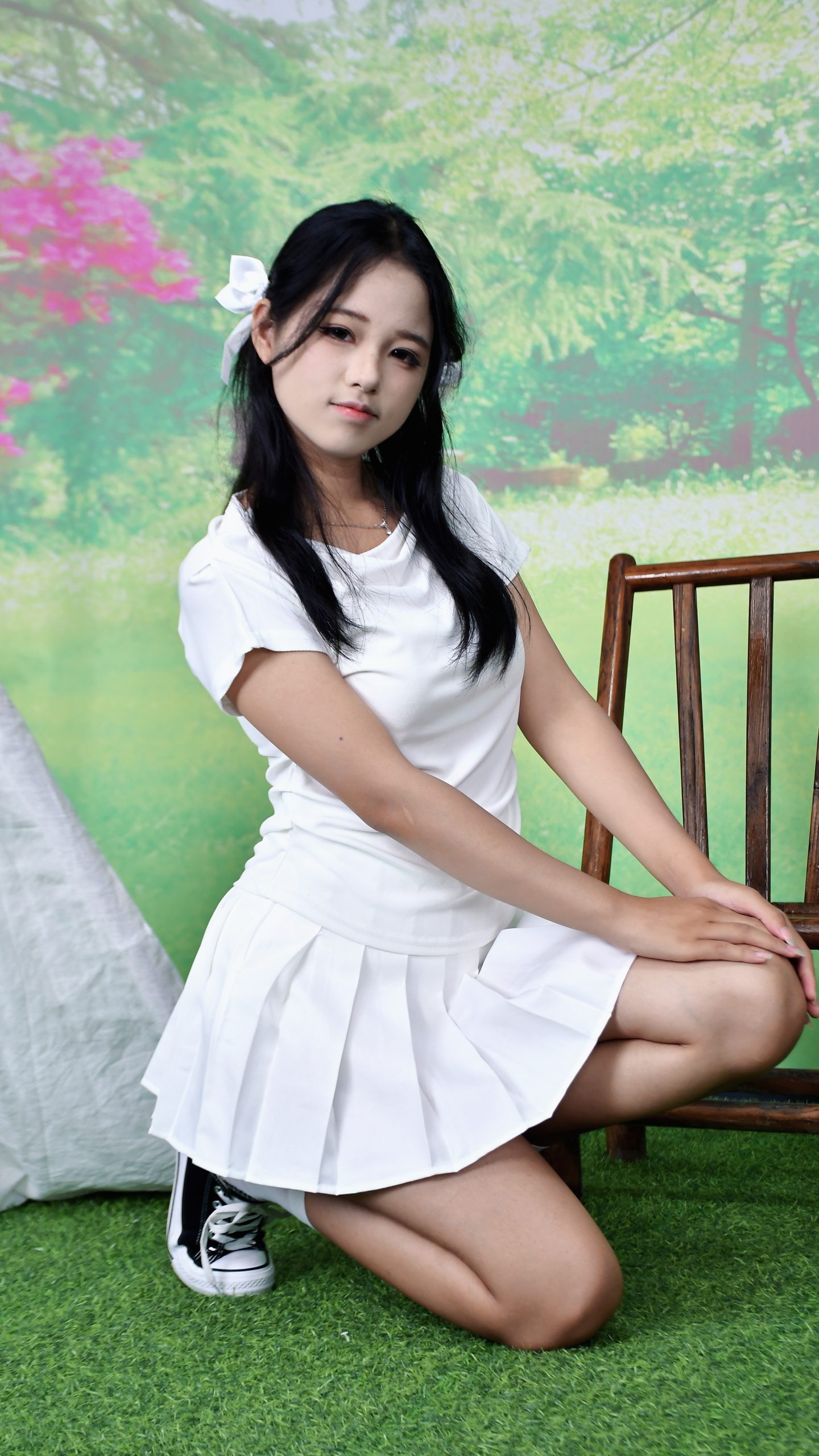 051/小鱼~【元气晴空】绿意微风里，白裙女孩定格专属阳光活力。