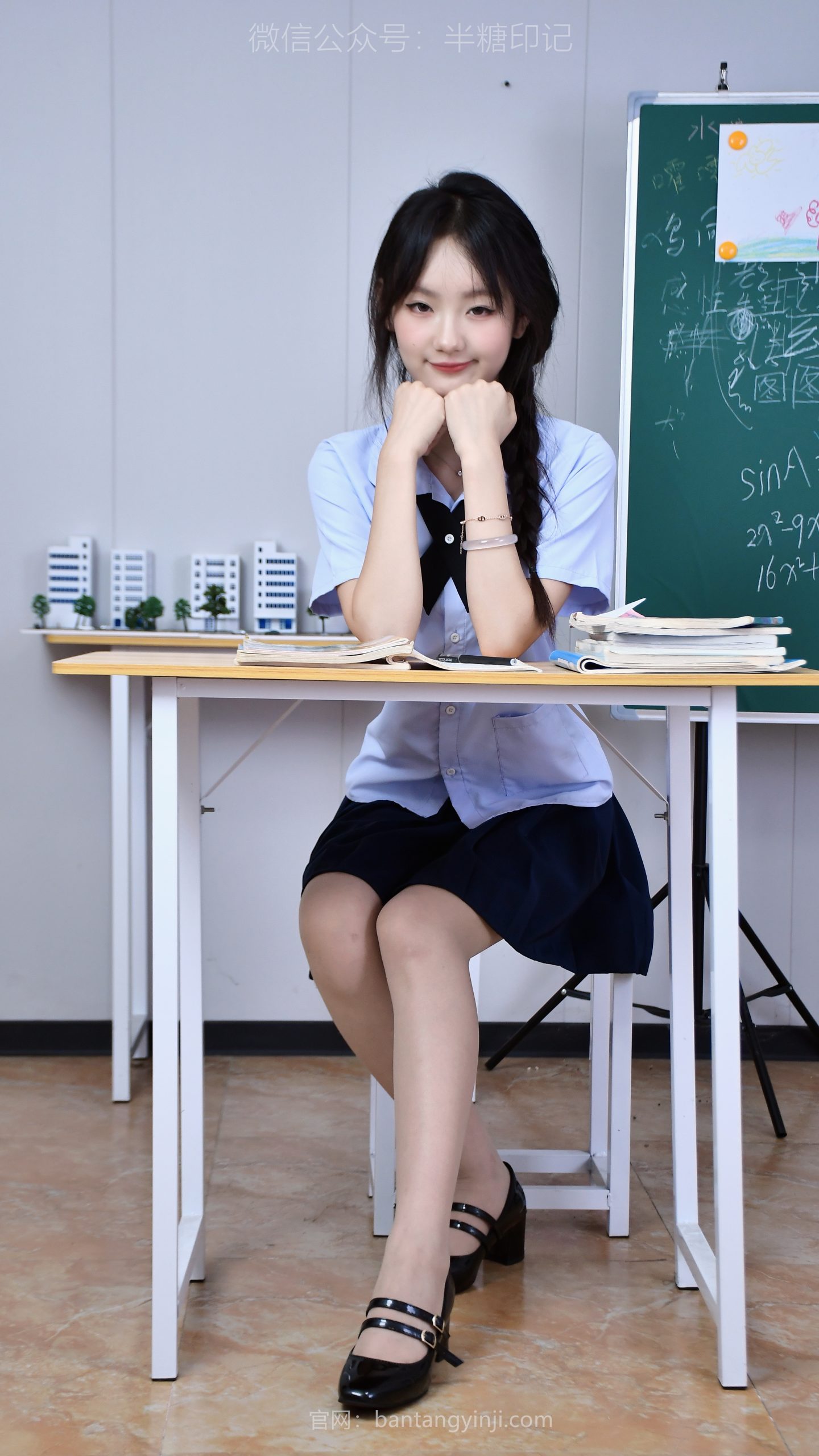 053/欣欣~【元气课间】 黑板前的蓝白记忆，那个爱笑的元气同桌