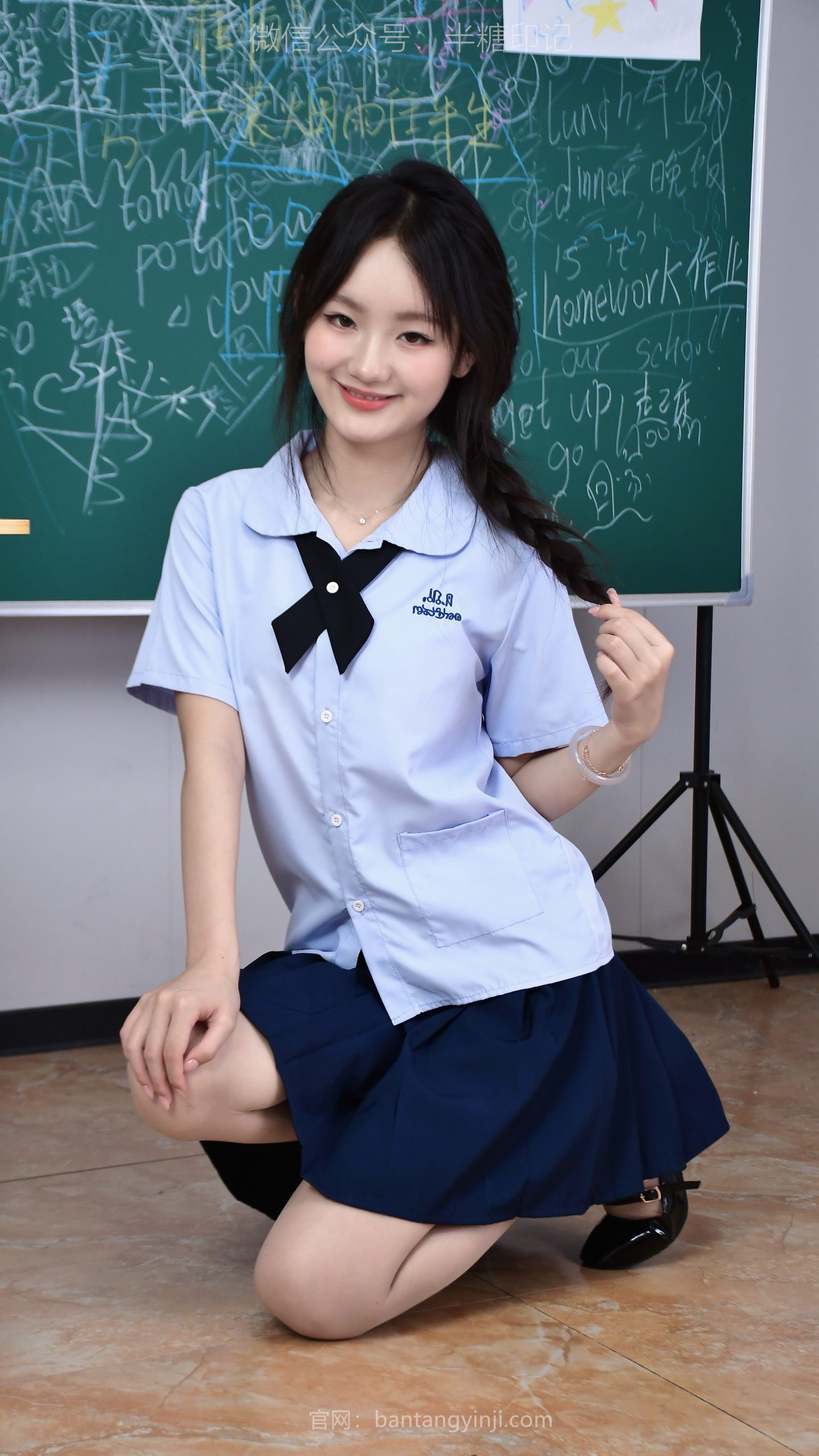 053/欣欣~【元气课间】 黑板前的蓝白记忆，那个爱笑的元气同桌