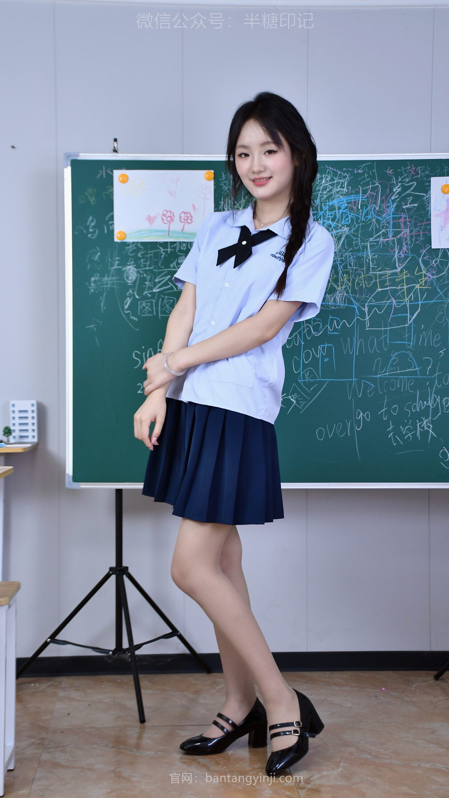 053/欣欣~【元气课间】 黑板前的蓝白记忆，那个爱笑的元气同桌