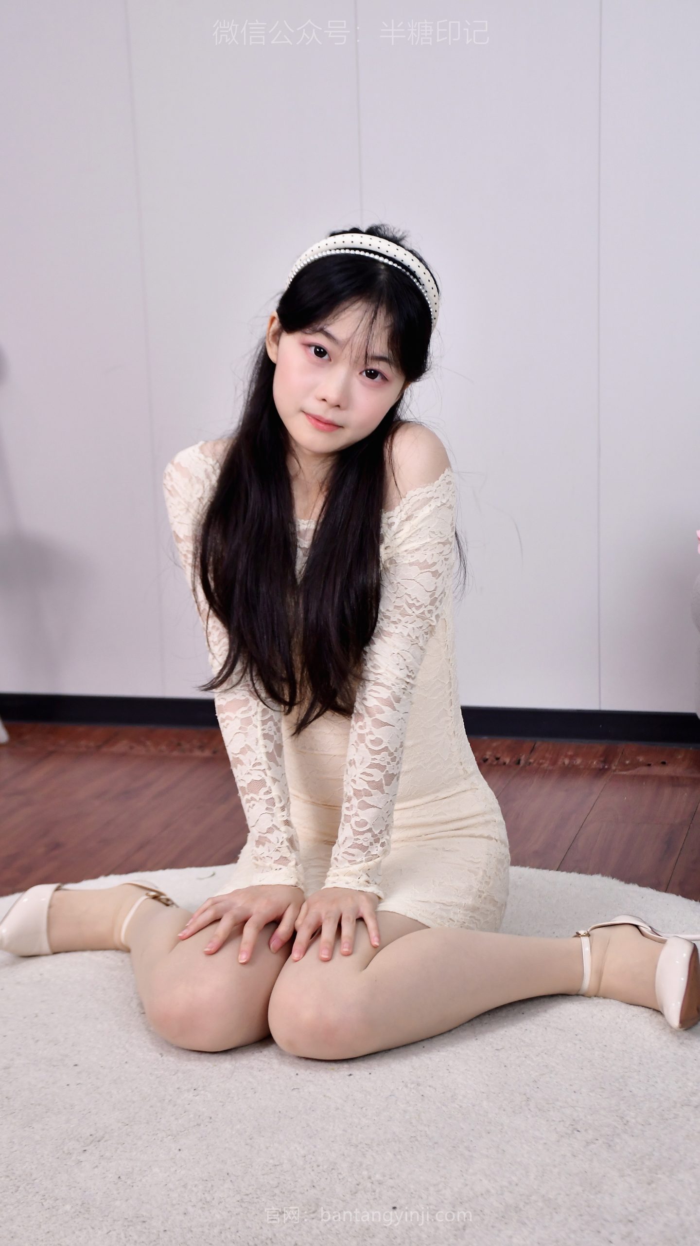 054/蕊蕊~【蕾丝甜梦】居家慵懒时光，抱着玩偶的温柔女孩