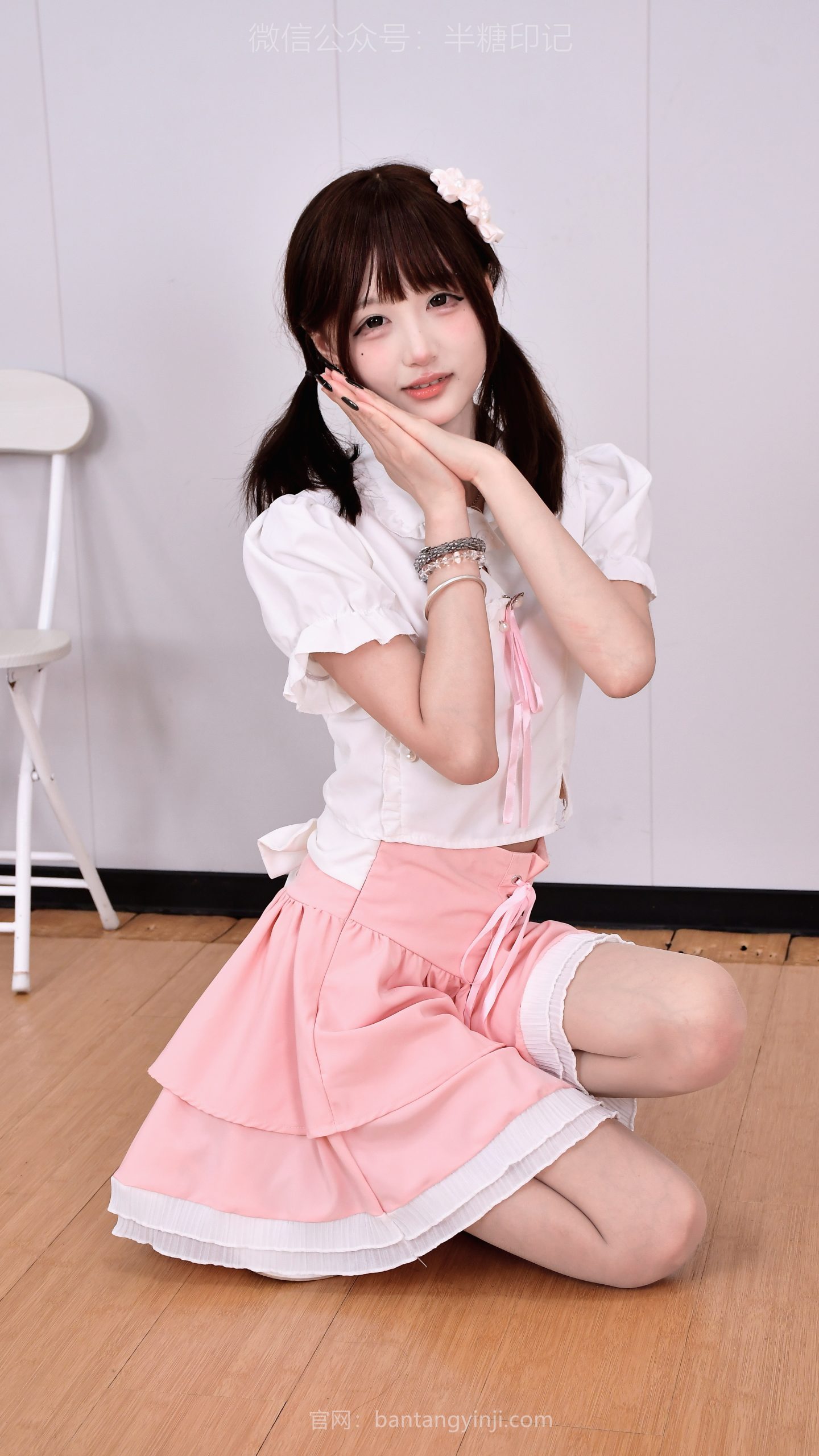 059/米饭~【粉白甜心】粉白穿搭的俏皮少女，在练习室绽放甜美笑容