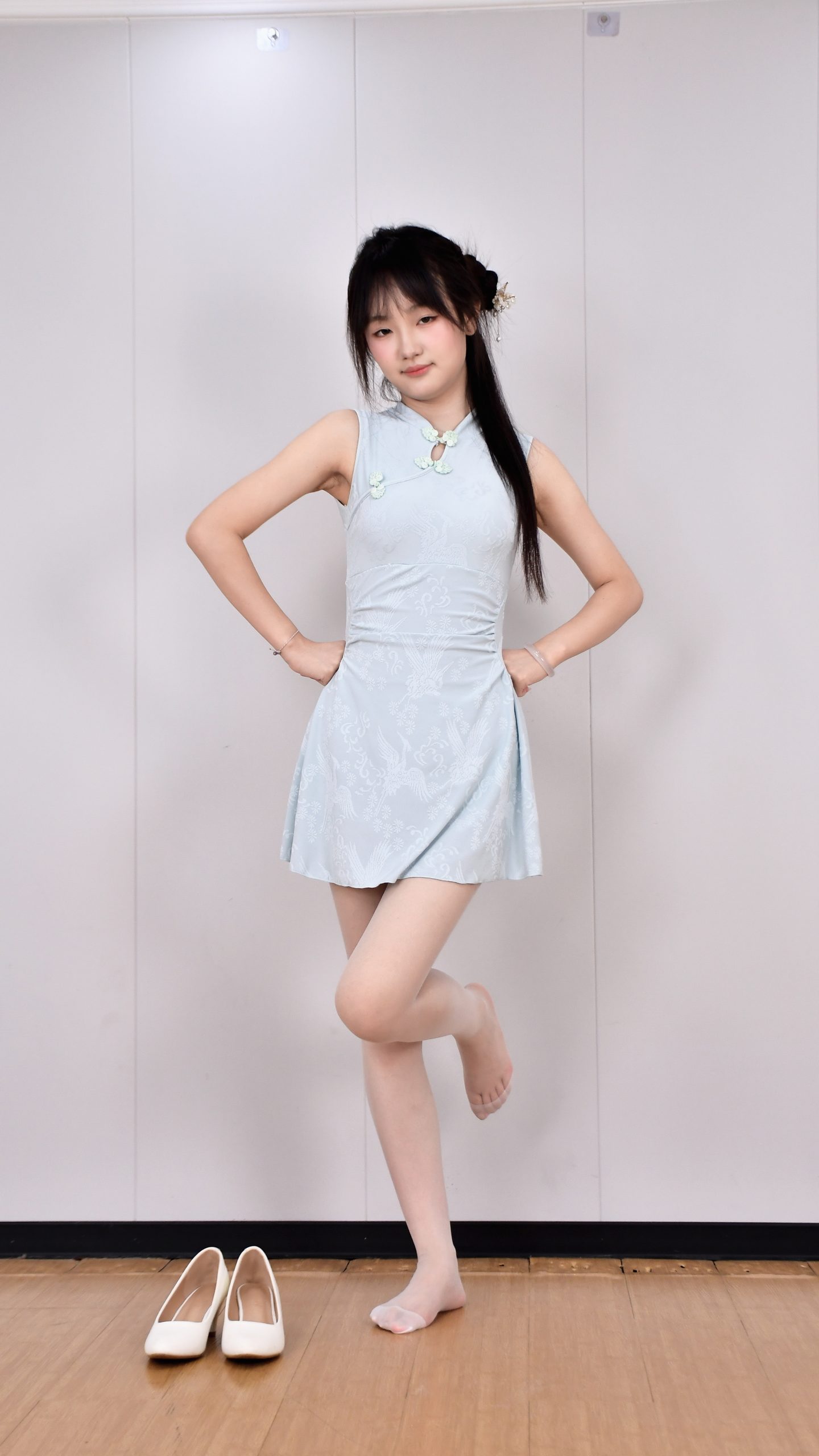 064/欣欣~【青蓝花影】浅蓝裙摆与花束相伴，定格练习室里的清新一刻