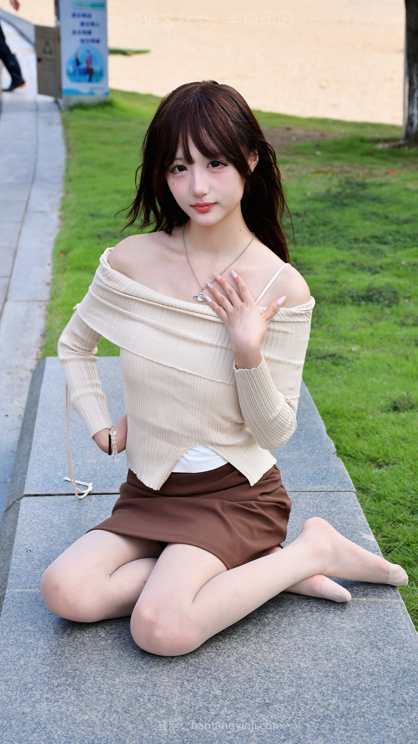 067/米饭~【秋日微光】微风拂过草地，她穿着温柔的针织衫向你招手