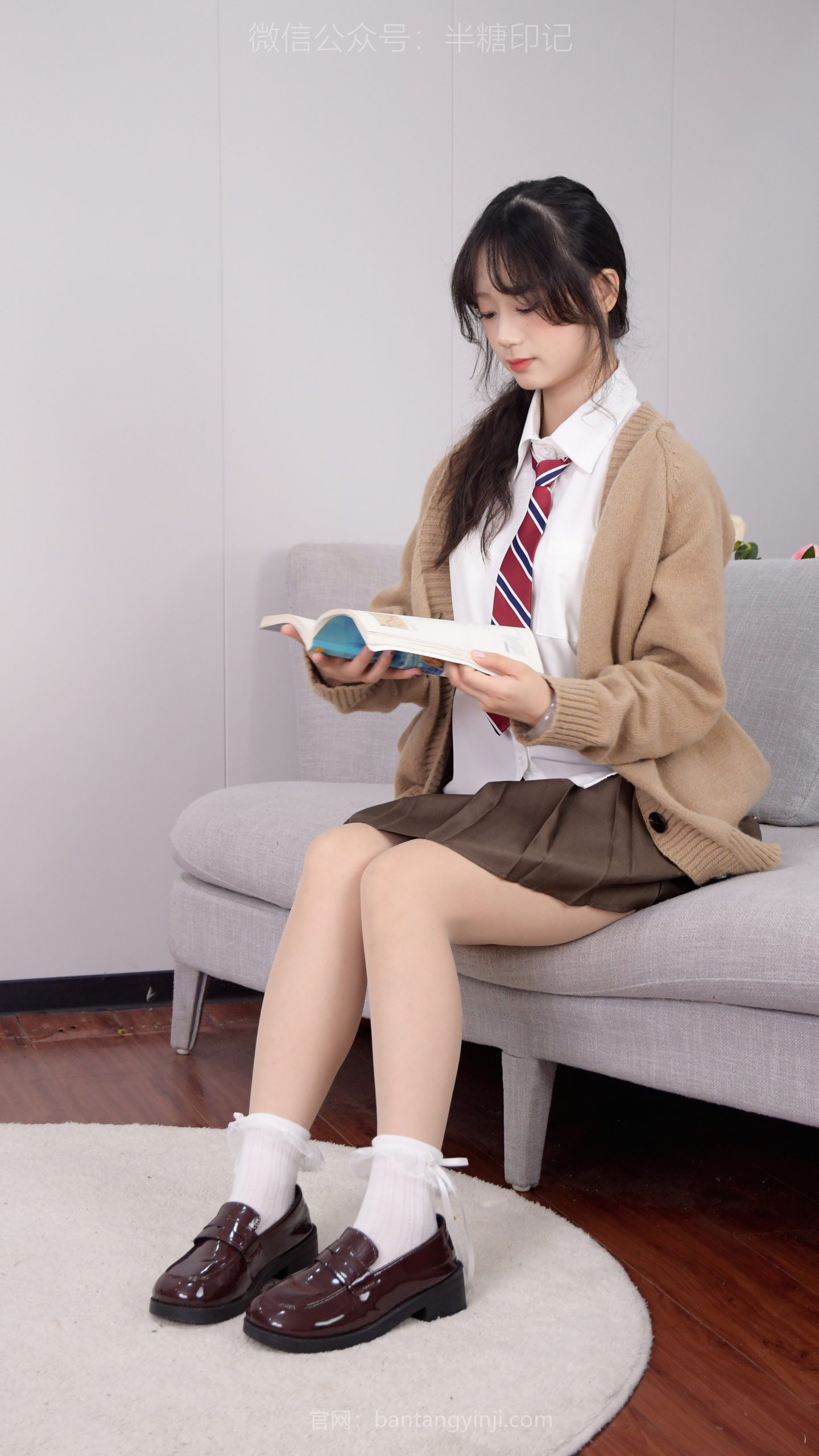 070/元元~【暖意日常】秋日午后，微针织衫与百褶裙的柔软时光