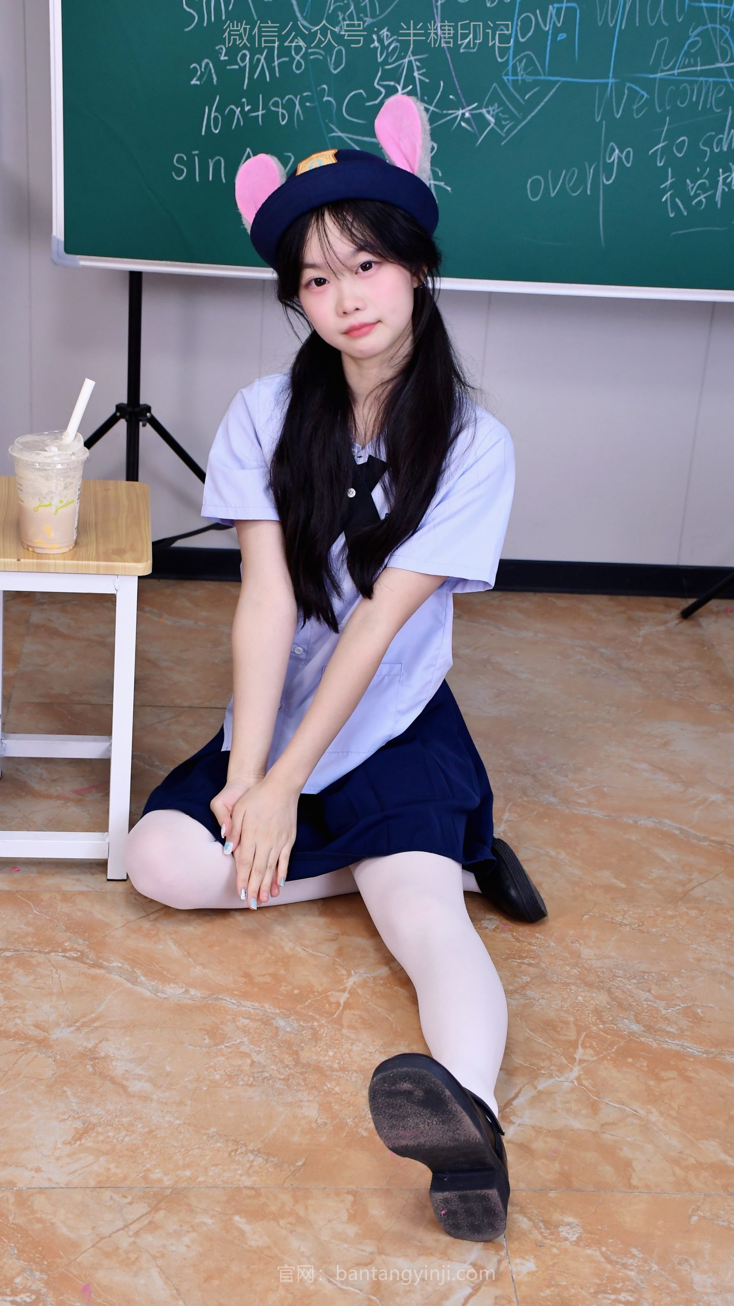 077/蕊蕊~【俏皮时光】蓝衫黑裙配萌帽，黑板前的可爱瞬间