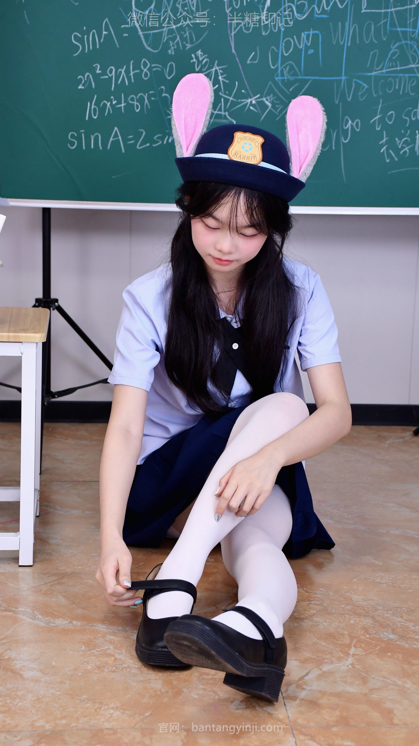 077/蕊蕊~【俏皮时光】蓝衫黑裙配萌帽，黑板前的可爱瞬间