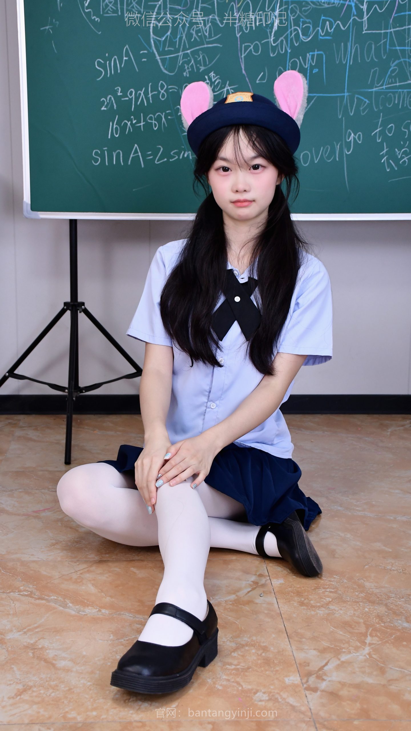 077/蕊蕊~【俏皮时光】蓝衫黑裙配萌帽，黑板前的可爱瞬间