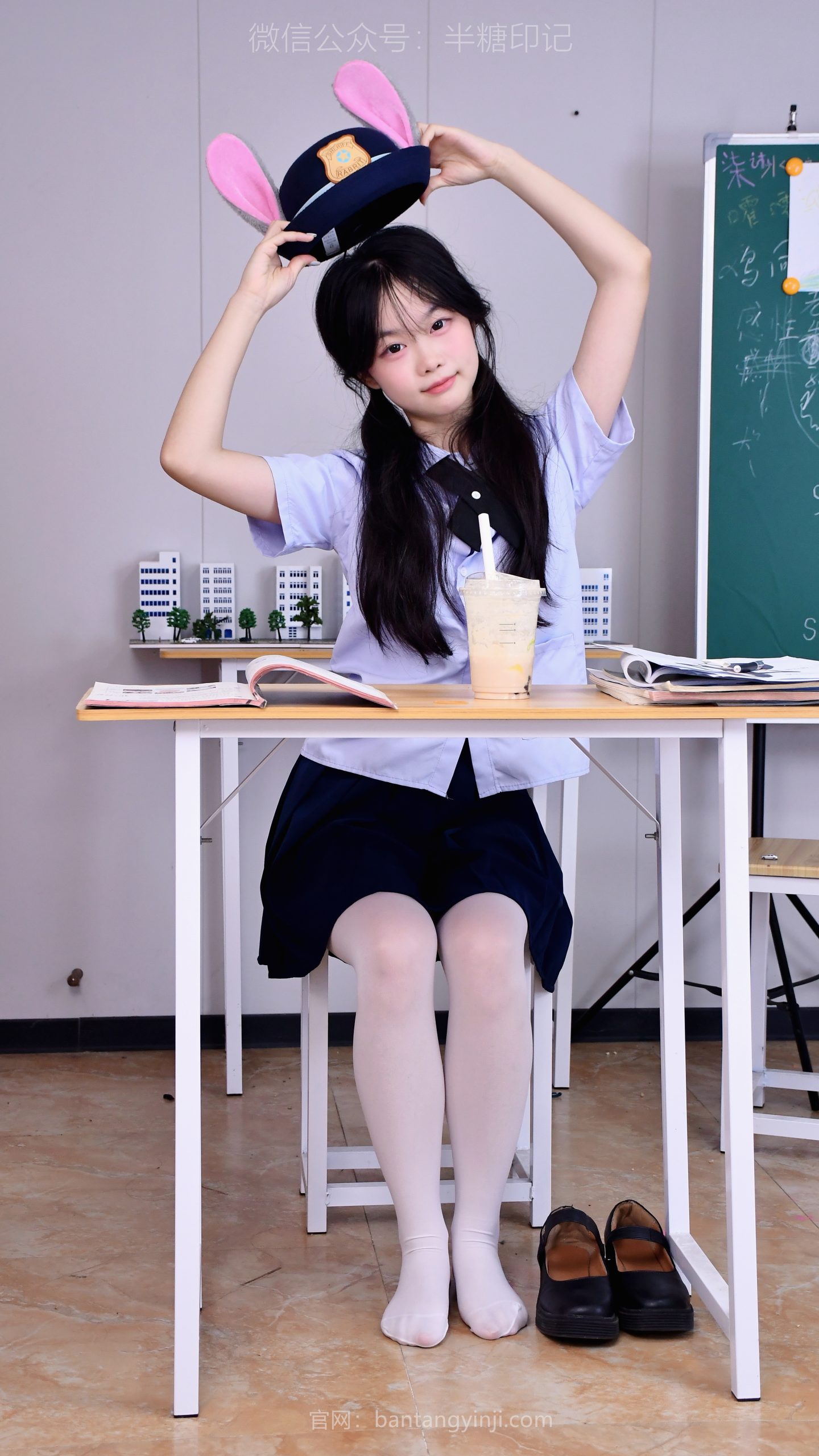 077/蕊蕊~【俏皮时光】蓝衫黑裙配萌帽，黑板前的可爱瞬间