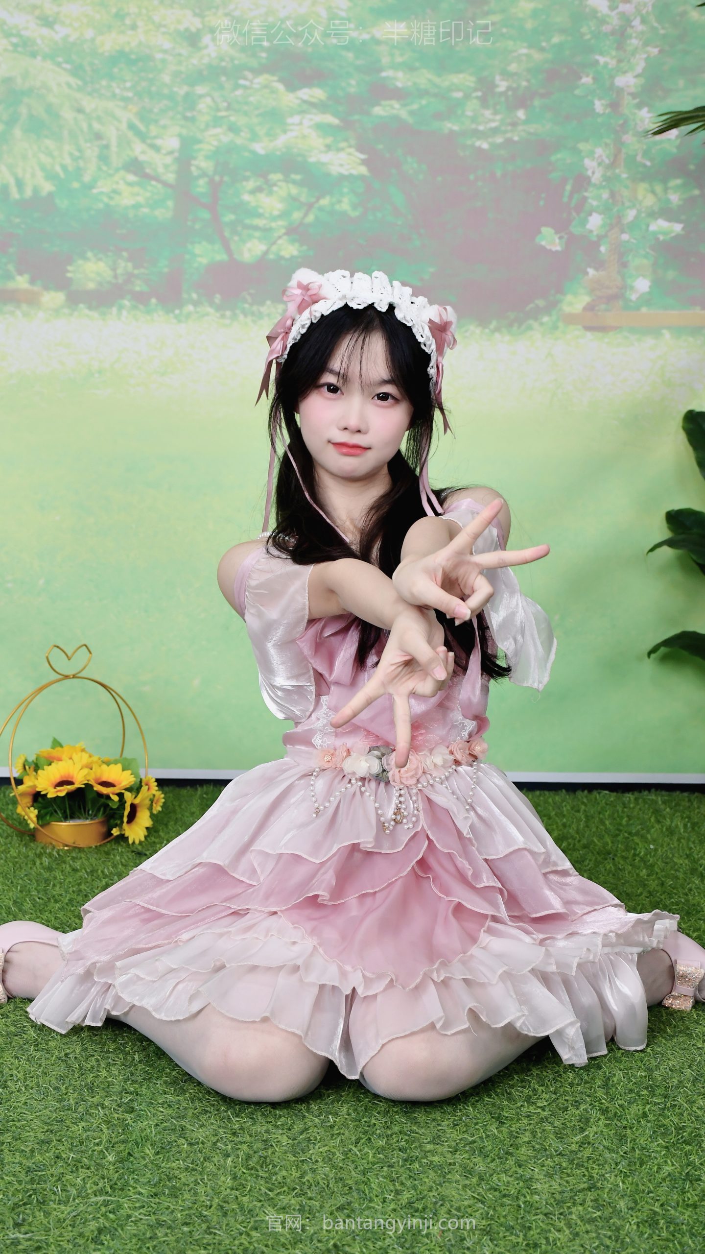 080/蕊蕊~【粉裙甜梦】蕾丝花边与层叠裙摆，绿意背景下的柔美定格
